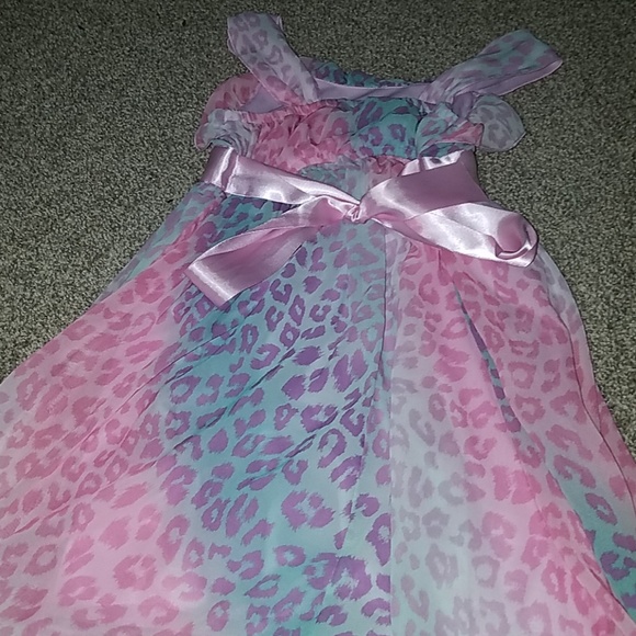 A dress - Picture 2 of 3